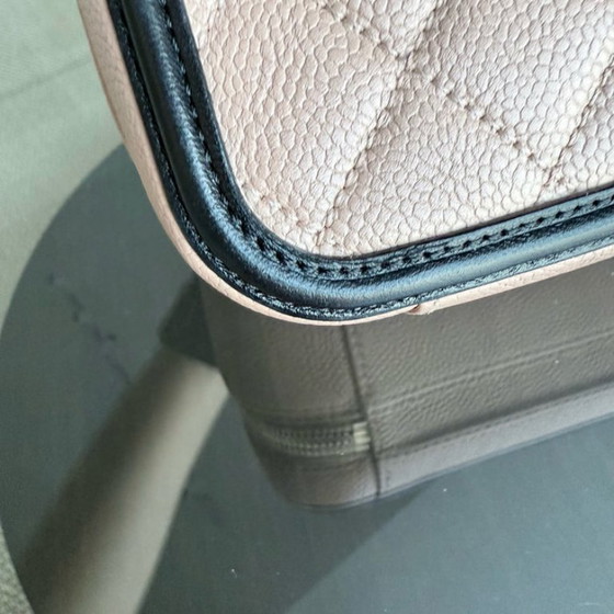 Image 1 of Beauty case Chanel Filigree Medium - Pelle di vitello martellata effetto caviale, nero e beige, Serie 24