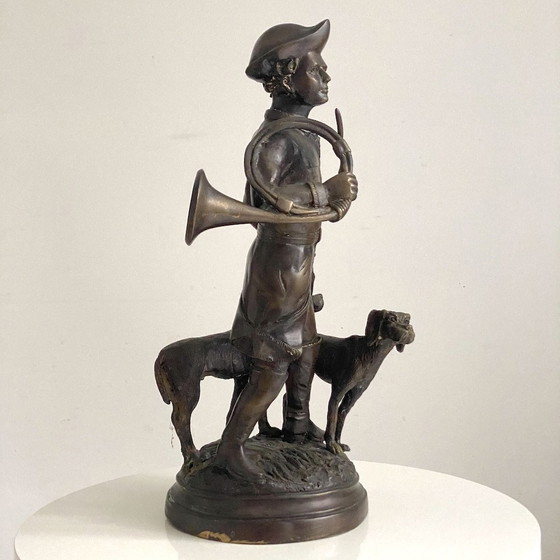 Image 1 of Épreuve En Bronze À Patine Brune "Piqueur Au Relais, Valet De Chasse À Courre Et Ses Chiens"