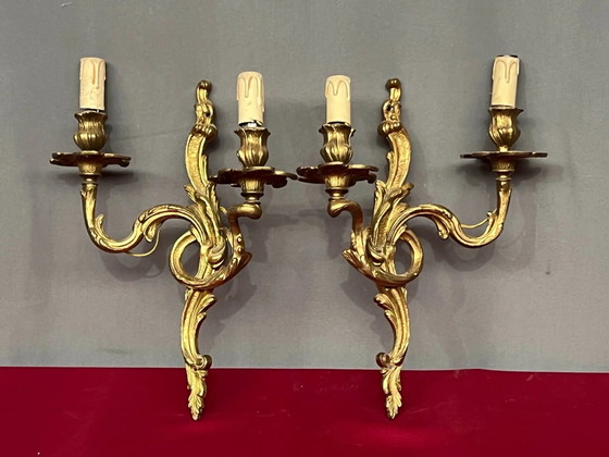 Een paar vergulde, massief bronzen wandlampen in rococostijl. (photo 4 of 8)