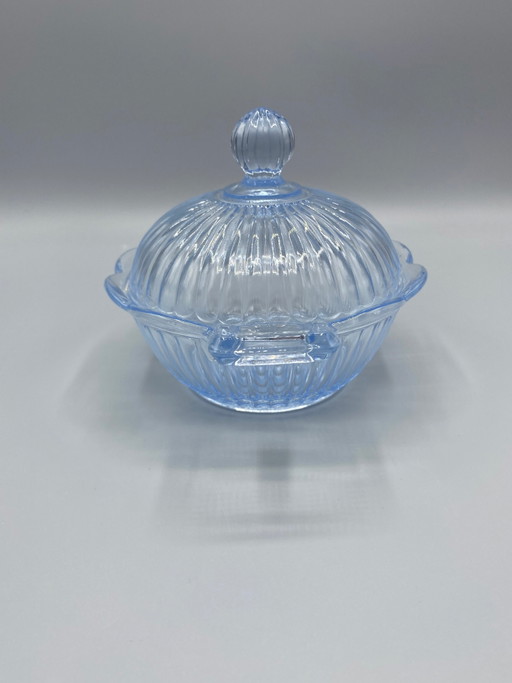 Lavendelblauwe snoepdoos van geperst glas met twee handvatten – Stralend geribbeld ontwerp – glazen karaffen (photo 2 of 5)