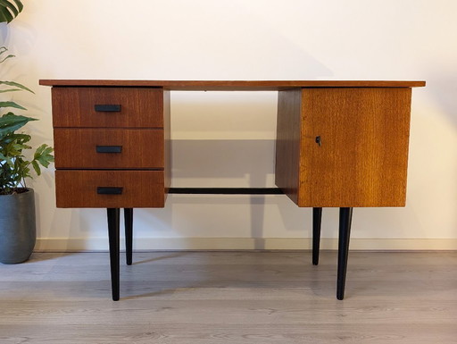 Vintage teak bureau jaren ’60 – zwart gelakte poten, 3 lades & afsluitbare kast – 120 cm