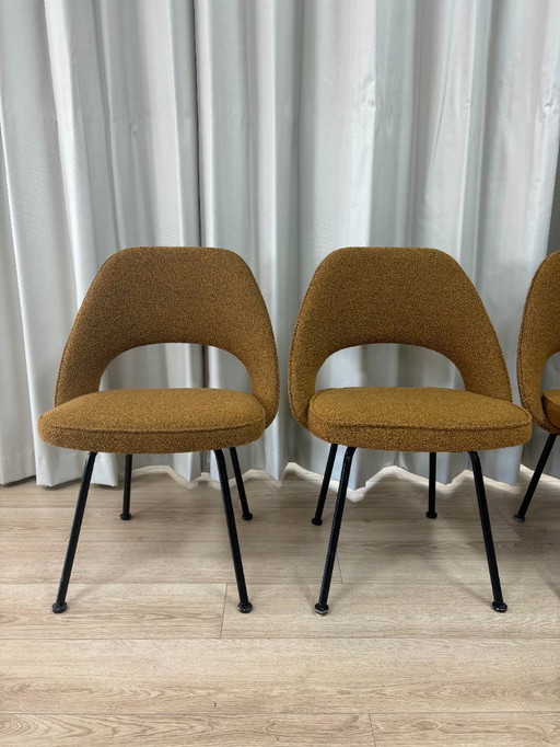 Set van 4 Knoll Saarinen Chairs | Okergeel Bouclé | Nieuw gestoffeerd