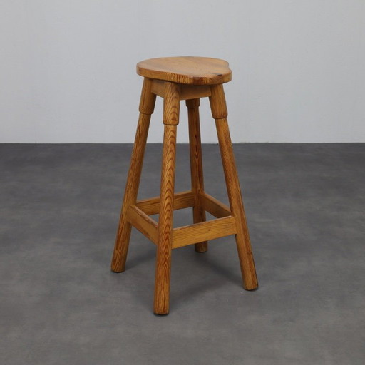 Paar barkrukken van grenenhout, 1970