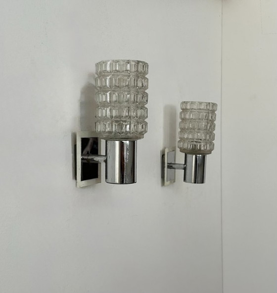 Image 1 of Paire d'appliques vintage, métal chromé et verre moulé pressé, Italie, 1970