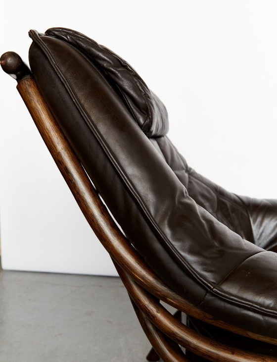 Image 1 of Fauteuil en voetenbank van bamboe en leer