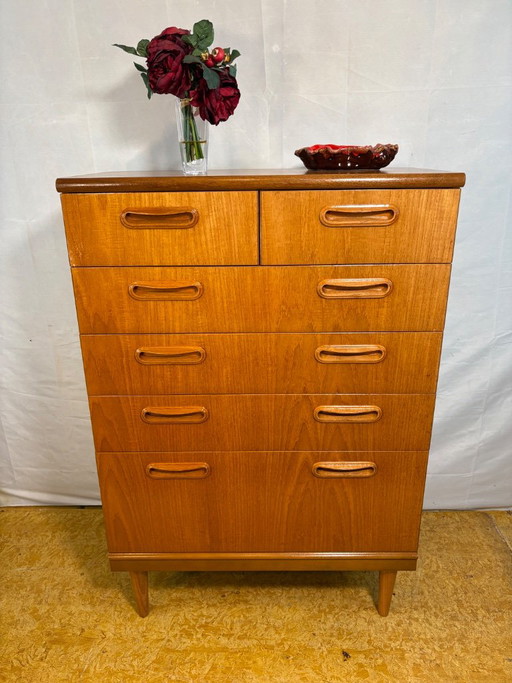 Grote ladekast van teakhout in retro vintage mid-century stijl van G Plan 1960. Breng de elegantie van mid-century modern