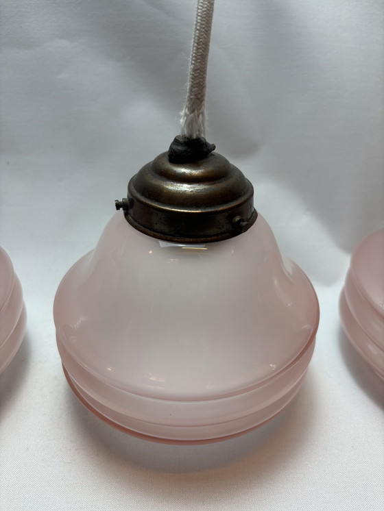 Image 1 of Set van 4 roze opaalglazen hanglampen – vintage
