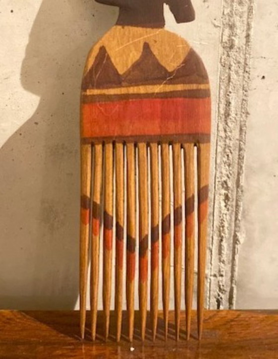 Image 1 of Peigne à cheveux cérémoniel d'Afrique de l'Ouest orné d'une figure sculptée – milieu du XXe siècle