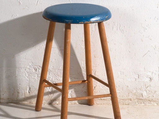Antiker Holzhocker mit runder Sitzfläche – Mitteleuropa, circa 1950