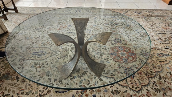 Brutalistische vintage glazen tafel met bronzen propellervoet. – Ronald Schmitt, Salontafels, Glass (photo 2 of 12)