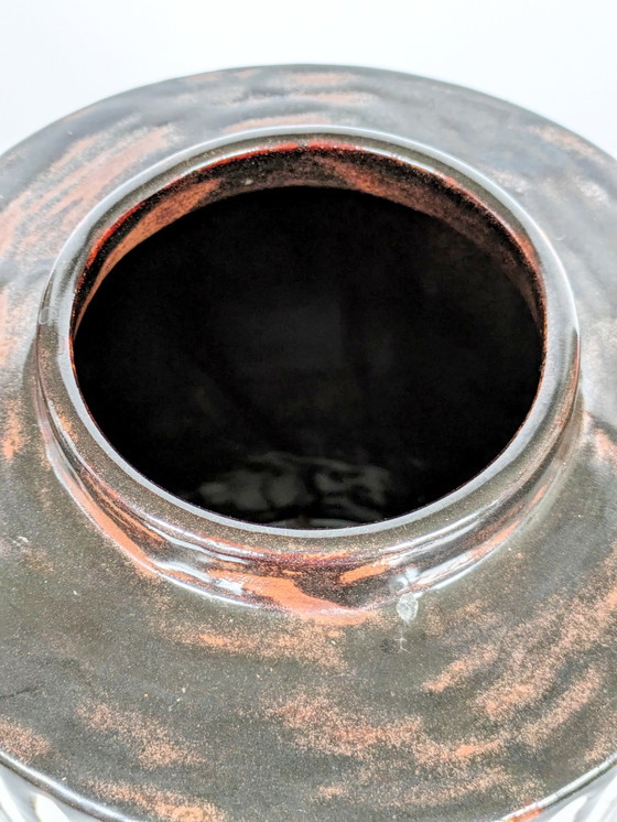 Image 1 of Recipiente de cerámica de mediados de siglo con tapa y rayas marrones y crema