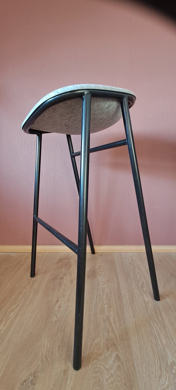 4 x De Vorm LJ 3 Barhocker aus PET-Filz mit schwarzem Stahlrahmen – Other, Metal (photo 6 of 16)