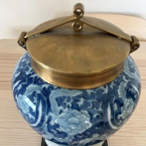 Porcelain Vase with Brass Lid by Asiatides Paris – vazen (photo 2 of 10)