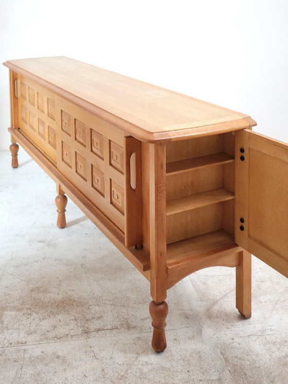 Image 1 of Dressoir van Guillerme en Chambron in licht eikenhout, brutalistische stijl