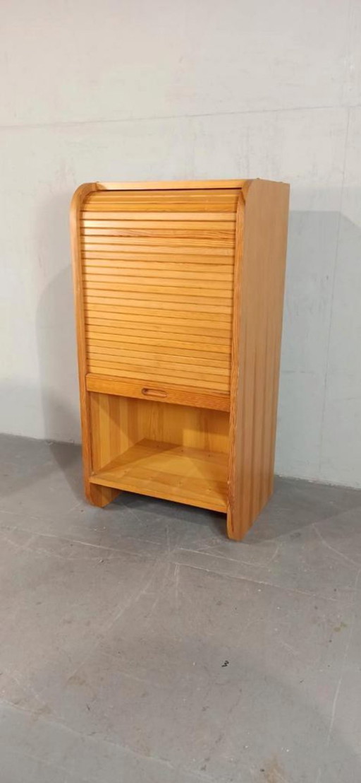 Armoire à porte roulante en pin vintage