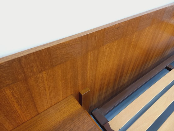 Image 1 of Letto matrimoniale vintage scandinavo in teak degli anni '60 con comodini integrati e base a doghe.