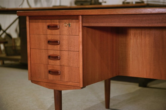 Image 1 of Skandinavischer Teak-Schreibtisch, hergestellt von Samcom Dänemark in den 1960er Jahren