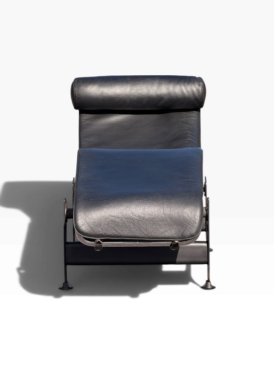 LC4 Chaise longue by Le Corbusier for Cassina, black leather and chrome steel, Design (photo 7 of 15)