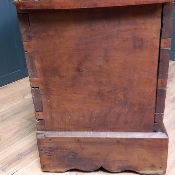 Image 1 of coffre en bois de châtaignier du XVIIIe siècle