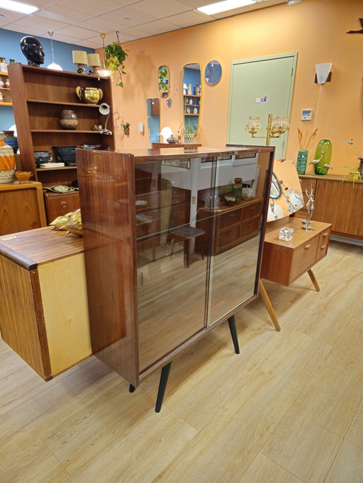 Vetrina vintage con ripiani in vetro