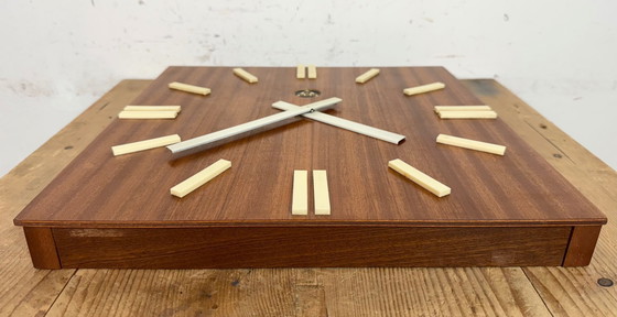 Image 1 of Orologio da parete vintage in legno marrone di Pragotron, anni '80