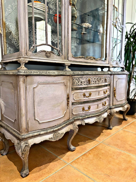 Image 1 of Vitrina rococó Luis XV con pátina: una pieza única con encanto atemporal.