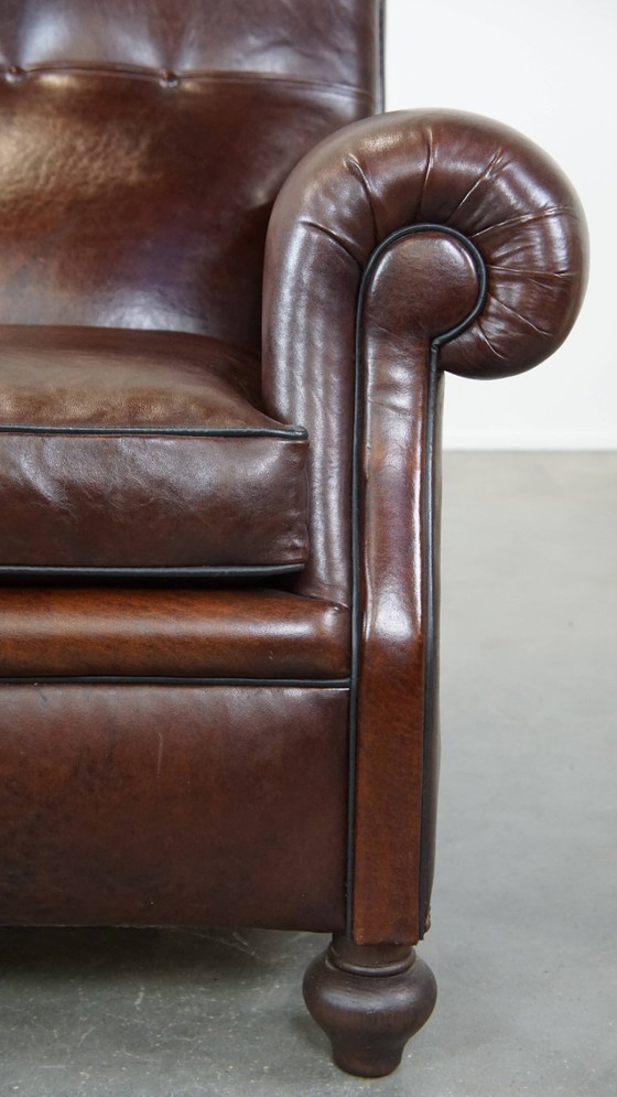 Image 1 of Comfortabele, donkere antieke schapenleren Engelse armchair