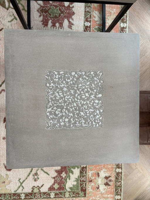 Mesas auxiliares con piedras de hormigón y motivo