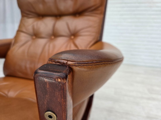 Image 1 of Años 70, diseño sueco de Gote Möbler, silla giratoria con reposapiés, cuero.