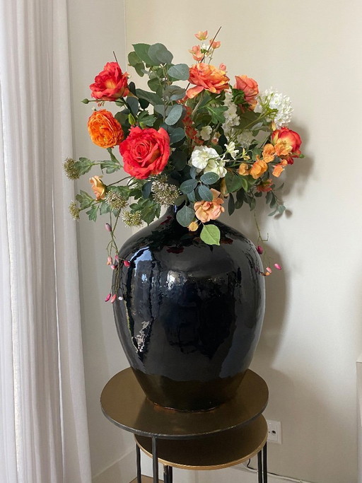Schwarze Keramikvase
