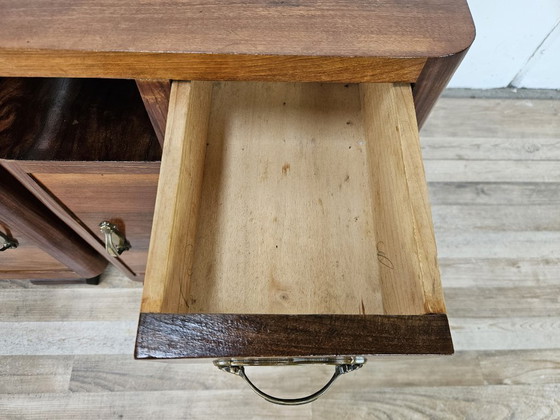 Image 1 of Art Deco nachtkastjes in walnoothout en messing.