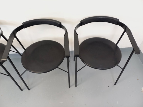 Image 1 of Set di 4 poltrone vintage di design italiano in metallo nero e similpelle nera degli anni '80