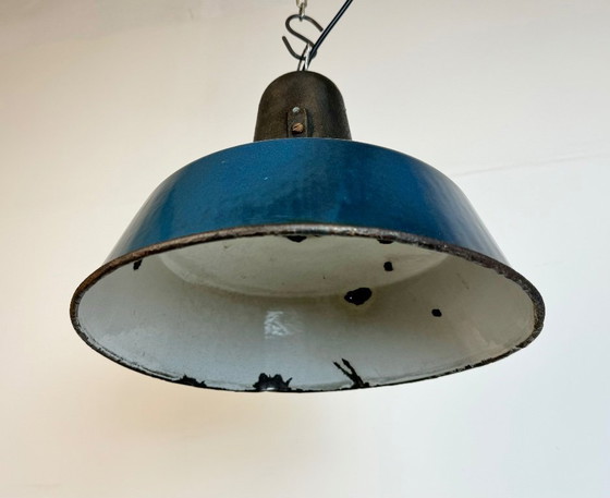 Image 1 of Lampe industrielle en émail bleu avec abat-jour en fonte, années 1960