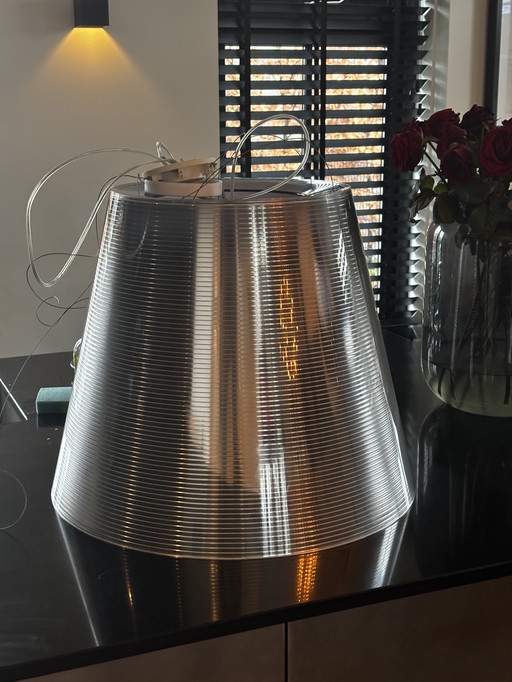 Juego de 2 lámparas colgantes Flos KTribe S3: un clásico del diseño. Precio del conjunto: 445 €.