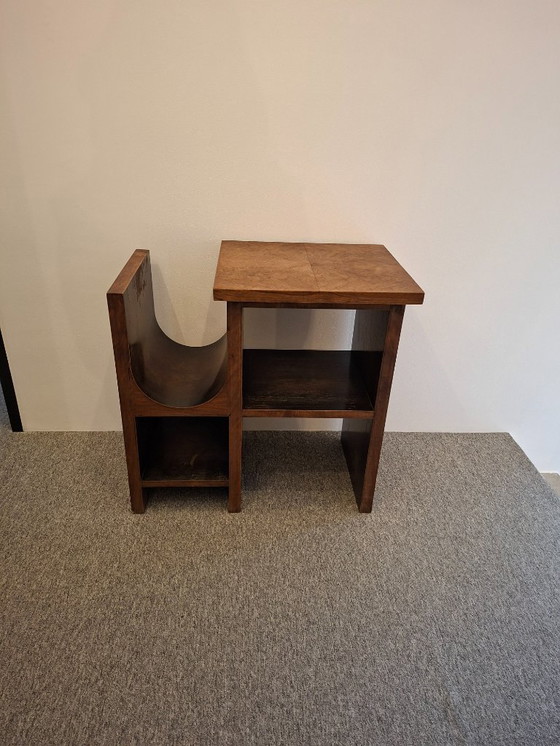 Image 1 of Interbellum bijzettafel in wortelhout met geïntegreerde lectuurbak | elegant jaren 30 design