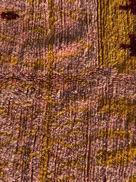 Image 1 of Tapis marocain moderne en laine 160x260 cm – Tapis berbère fait main avec motif abstrait jaune et rose.