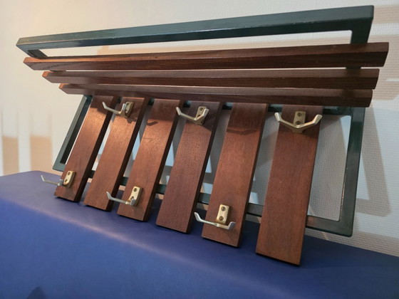 Image 1 of Vintage Wandkapstok. Deens ontwerp, Teak hout/Metaal Donkergroen