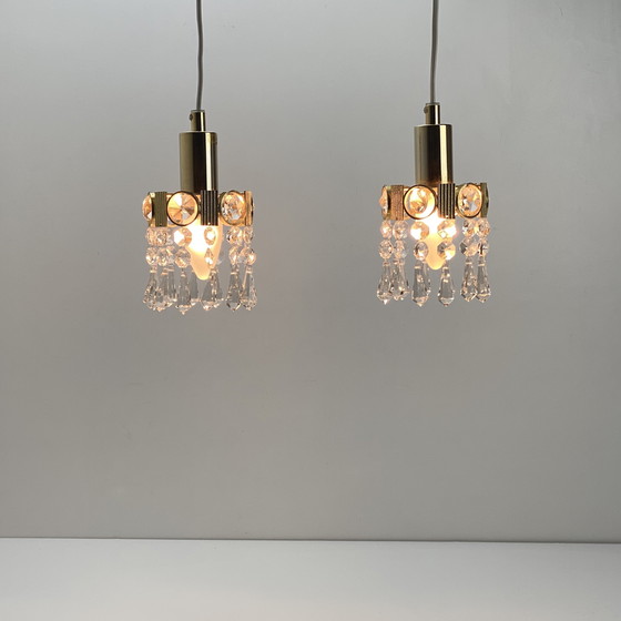 Image 1 of Twee verguld messing en kristallen hanglampen, door Palwa, Design 1960, Hollywood Regency.