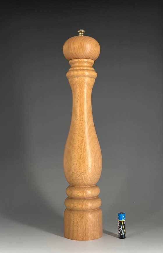 Image 1 of Molinillo de pimienta Peugeot Frères «Lion» – 41 cm – madera y latón – clásico del diseño francés