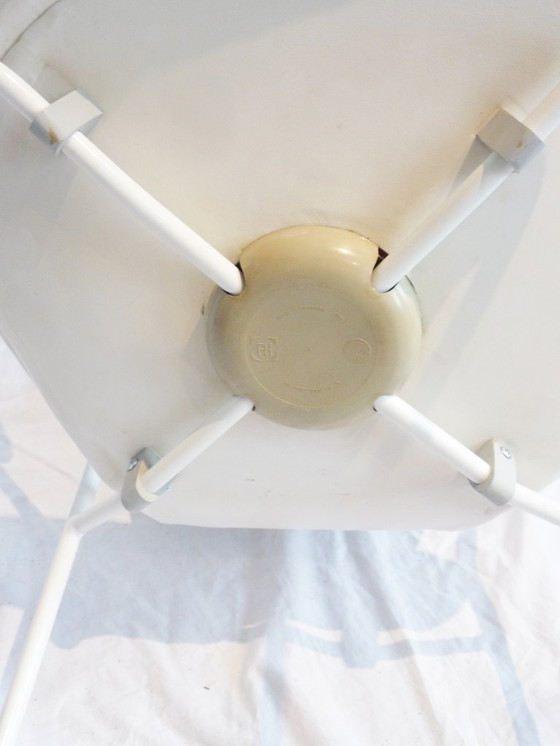 Image 1 of Stoel Mod. 3207 Arne Jacobsen wit leer