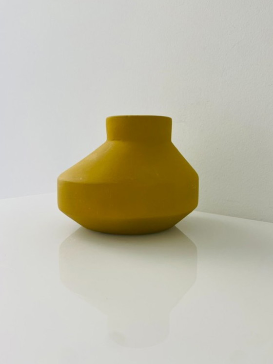 Image 1 of Vaso in ceramica fatto a mano color giallo senape, Atelier OT