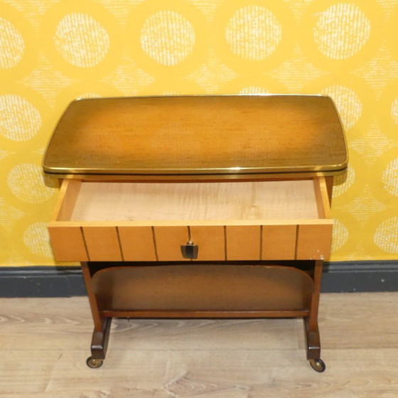 Image 1 of 50s bijzettafel krantenstandaard klein meubel krantentafel op wielen met lade vintage retro formica