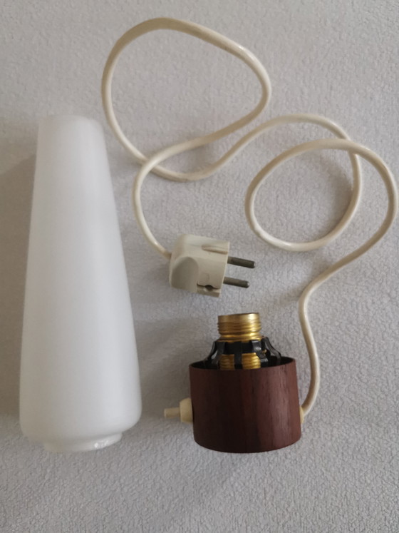 Image 1 of Tafellamp van opaalglas met Deens design uit het midden van de 20e eeuw, jaren 70.