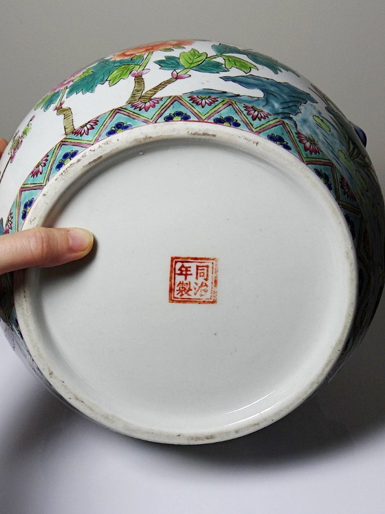 Image 1 of Large covered Chinese porcelain pot, floral famille rose decoration, 20th century