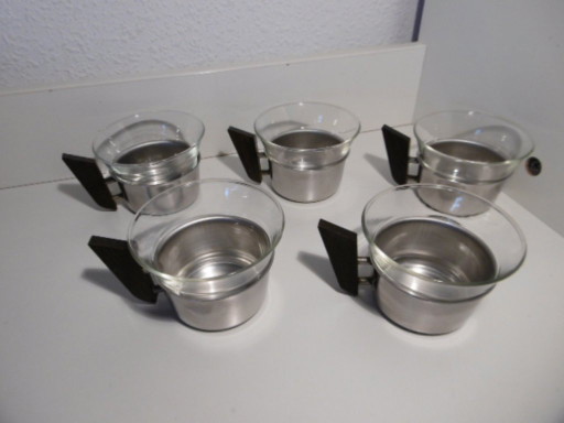 Juego de 5 vasos de cristal con soportes metálicos y asas oscuras