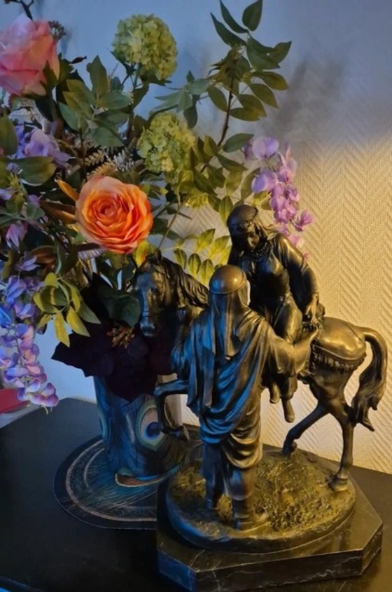 Image 1 of Estatua de bronce de una pareja beduina a caballo