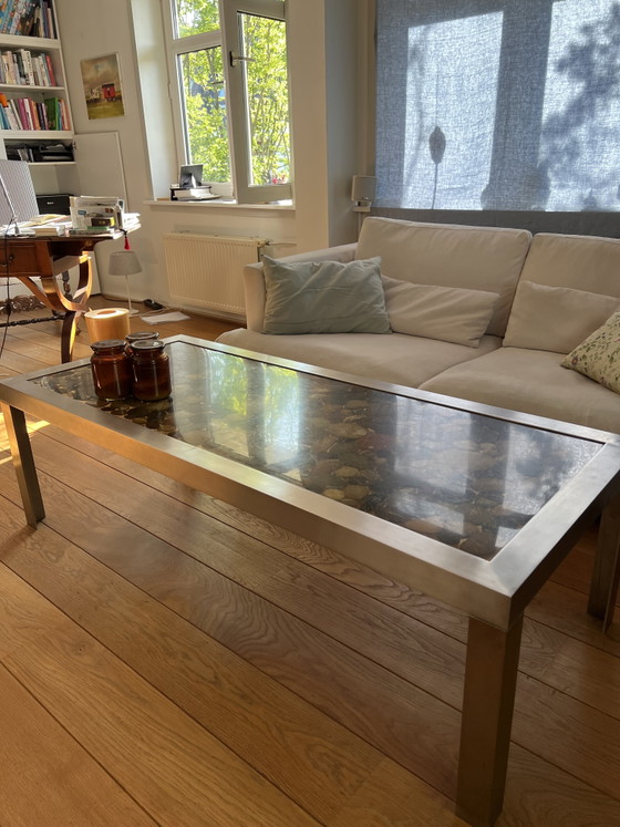 Image 1 of Table basse unique en résine époxy incrustée de penbles