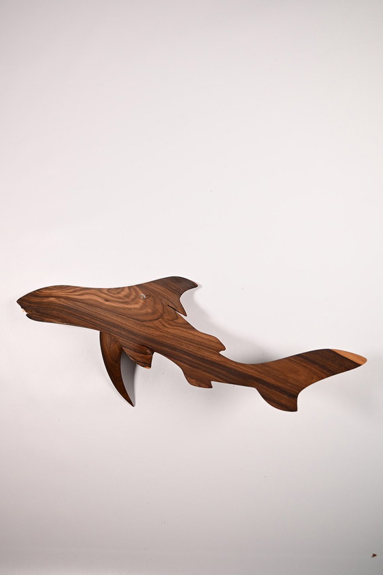 Image 1 of Wandskulptur aus Holz, die einen großen Hai darstellt