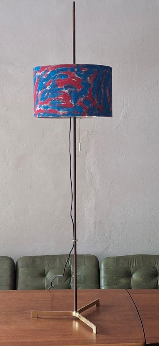 Image 1 of Lampadaire réglable danois en teck avec base tripode en laiton, années 1960