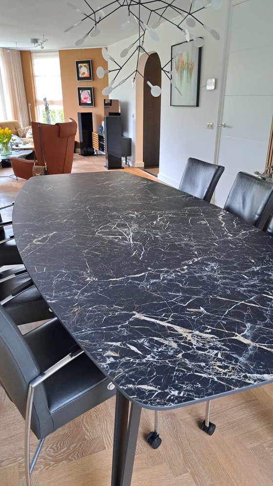 Image 1 of Mesa de comedor de cerámica con diseño único